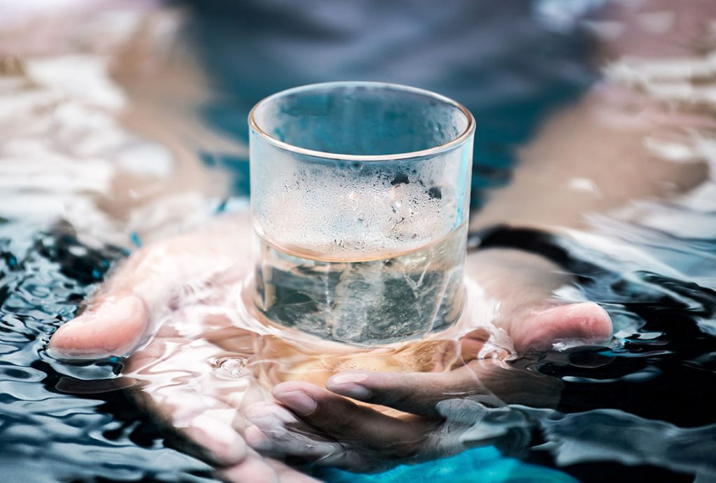Agua de la Fuente del Pino de Baños de Montemayor.