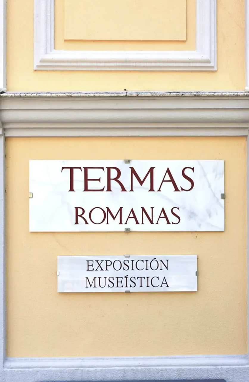 Detalle fachada edificio Termas Romanas en Baños de Montemayor