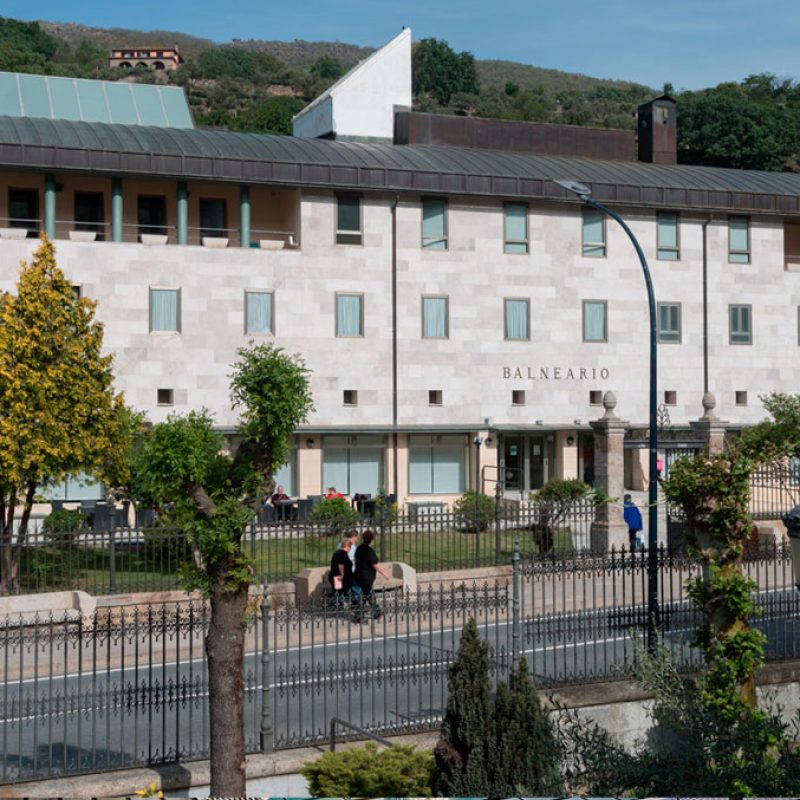 Edificio moderno del Balneario de Baños de Montemayor